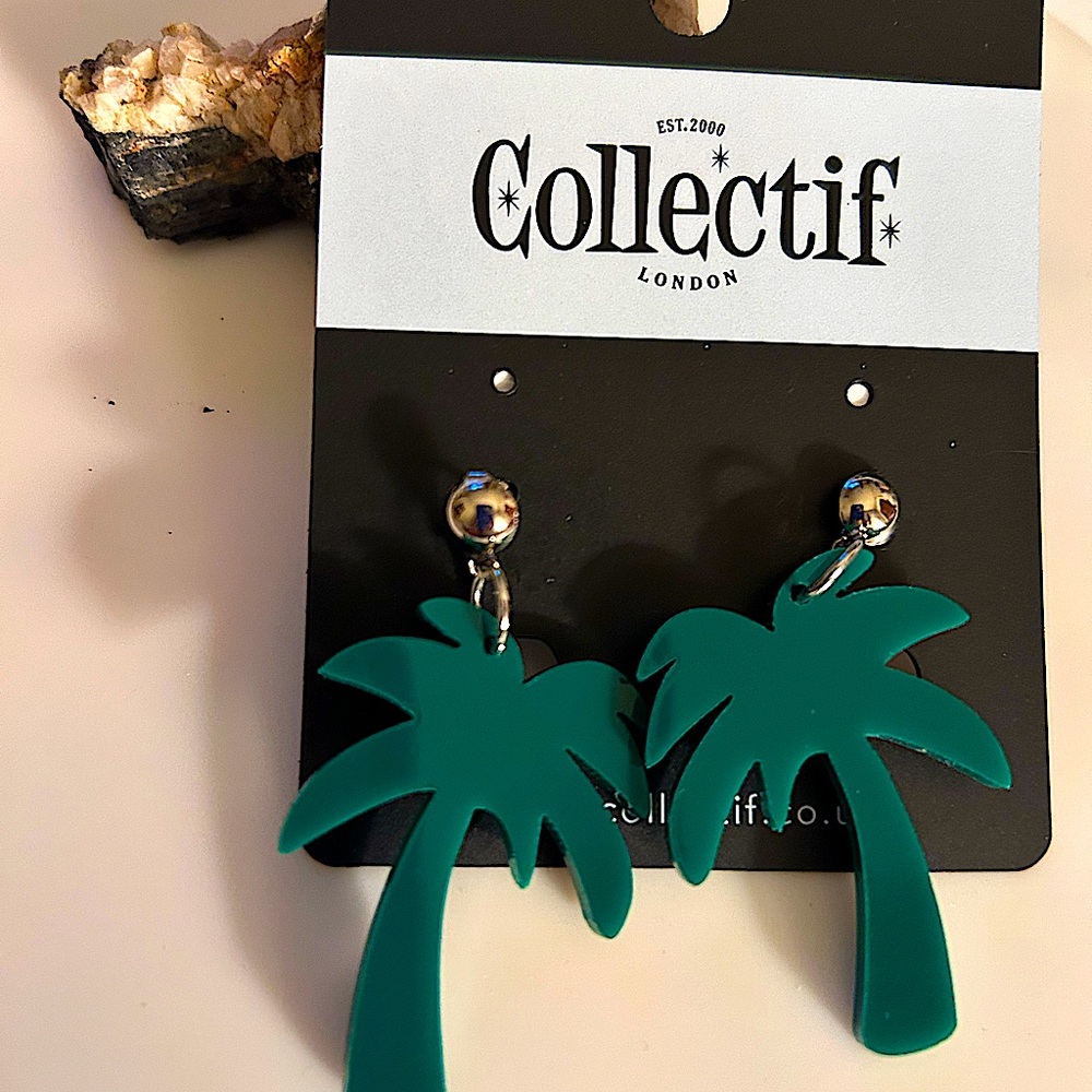 Collectif NWT Green Palm Tree “Palma” pierced drop plastic earrings